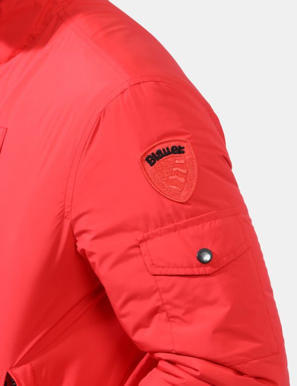 Giacca Blauer Rosso - Giacca simil giubbino leggero in total rosso. Presenti tasche a taglio trasversale con chiusura a zip.