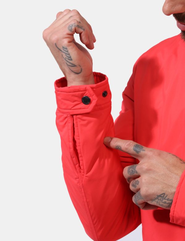 Giacca Blauer Rosso - Giacca simil giubbino leggero in total rosso. Presenti tasche a taglio trasversale con chiusura a zip.
