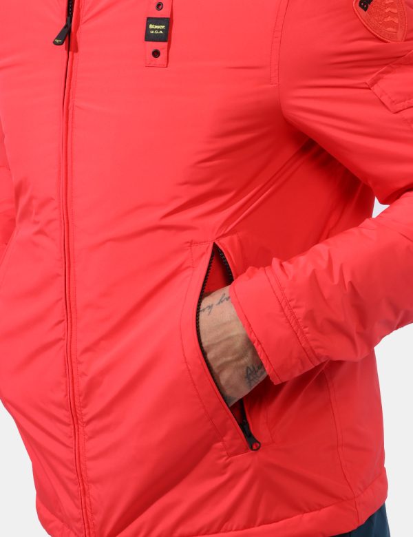 Giacca Blauer Rosso - Giacca simil giubbino leggero in total rosso. Presenti tasche a taglio trasversale con chiusura a zip.
