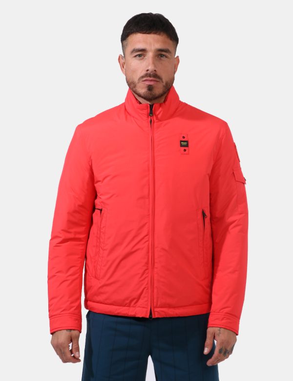 Giacca Blauer Rosso - Giacca simil giubbino leggero in total rosso. Presenti tasche a taglio trasversale con chiusura a zip.