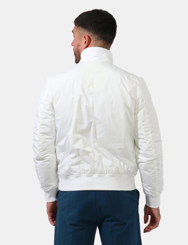 Giacca Blauer Bianco - Giacca simil giubbino leggero in total bianco. Presenti tasche a taglio trasversale con chiusura a bo