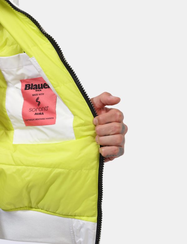 Giacca Blauer Bianco - Giacca simil giubbino leggero in total bianco. Presenti tasche a taglio trasversale con chiusura a bo