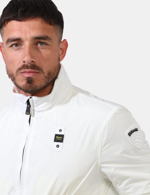 Giacca Blauer Bianco - Giacca simil giubbino leggero in total bianco. Presenti tasche a taglio trasversale con chiusura a bo