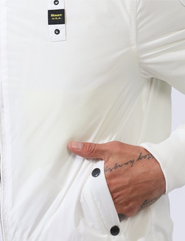 Giacca Blauer Bianco - Giacca simil giubbino leggero in total bianco. Presenti tasche a taglio trasversale con chiusura a bo