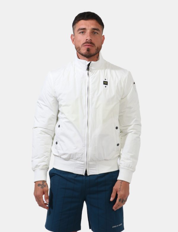 Giacca Blauer Bianco - Giacca simil giubbino leggero in total bianco. Presenti tasche a taglio trasversale con chiusura a bo