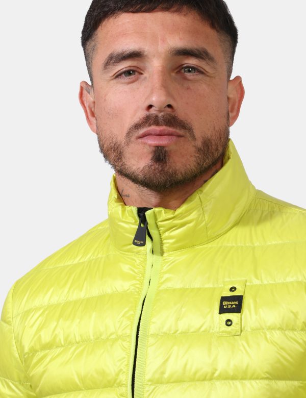 Piumino Blauer Verde - Piumino leggero in total verde lime. Presenti tasche a taglio trasversale con chiusura a zip più tasc