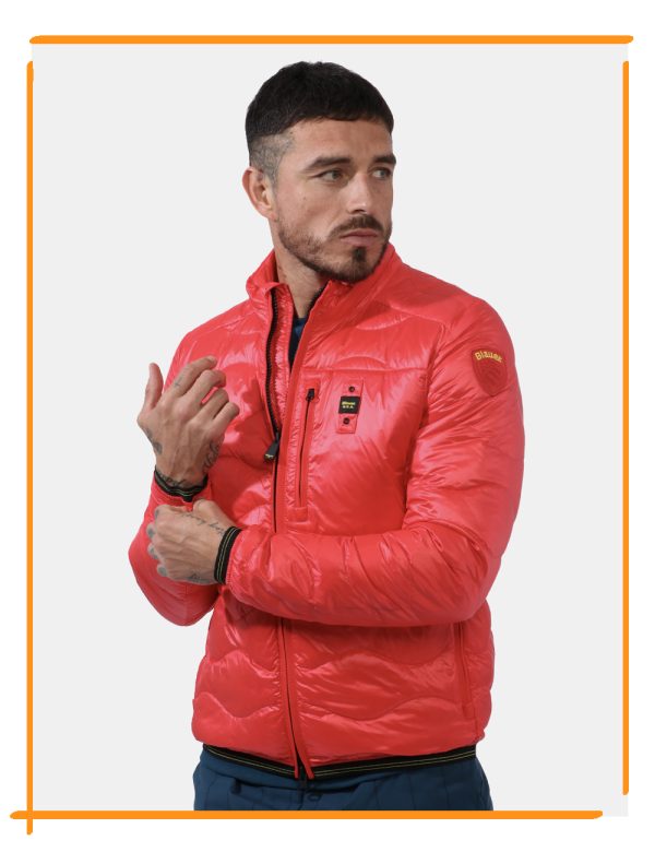 Piumino Blauer Rosso - Piumino leggero in total rosso. Presenti tasche a taglio trasversale con chiusura a zip più tasche in