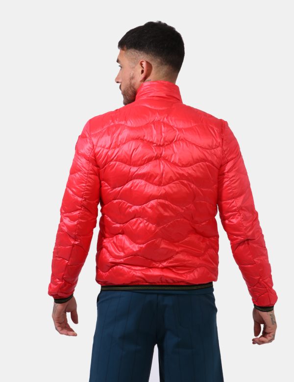 Piumino Blauer Rosso - Piumino leggero in total rosso. Presenti tasche a taglio trasversale con chiusura a zip più tasche in