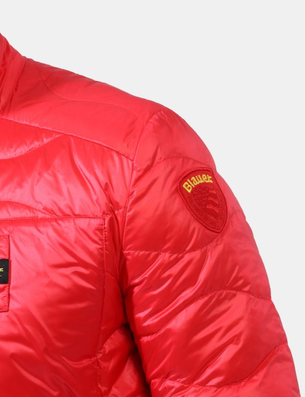 Piumino Blauer Rosso - Piumino leggero in total rosso. Presenti tasche a taglio trasversale con chiusura a zip più tasche in