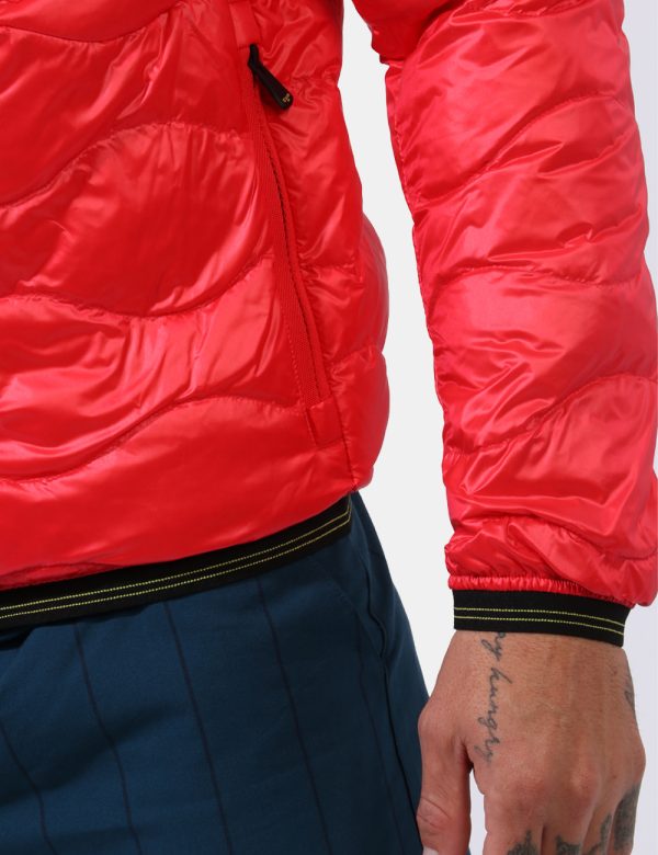 Piumino Blauer Rosso - Piumino leggero in total rosso. Presenti tasche a taglio trasversale con chiusura a zip più tasche in