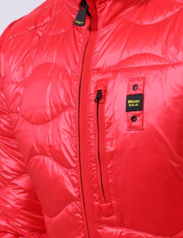 Piumino Blauer Rosso - Piumino leggero in total rosso. Presenti tasche a taglio trasversale con chiusura a zip più tasche in