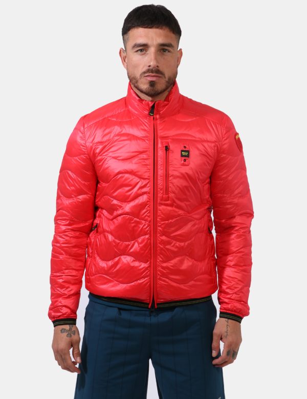 Piumino Blauer Rosso - Piumino leggero in total rosso. Presenti tasche a taglio trasversale con chiusura a zip più tasche in