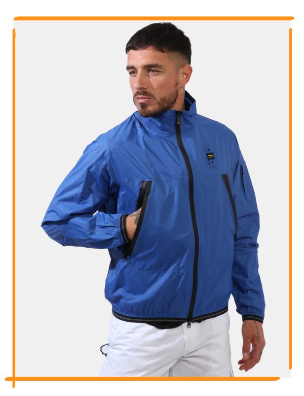 Giacca Blauer Blu - Giacca simil giubbino leggero in total blu elettrico. Presenti tasche a taglio trasversale con chiusura