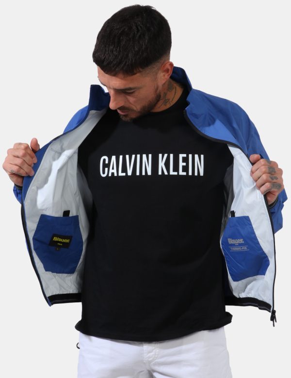 Giacca Blauer Blu - Giacca simil giubbino leggero in total blu elettrico. Presenti tasche a taglio trasversale con chiusura
