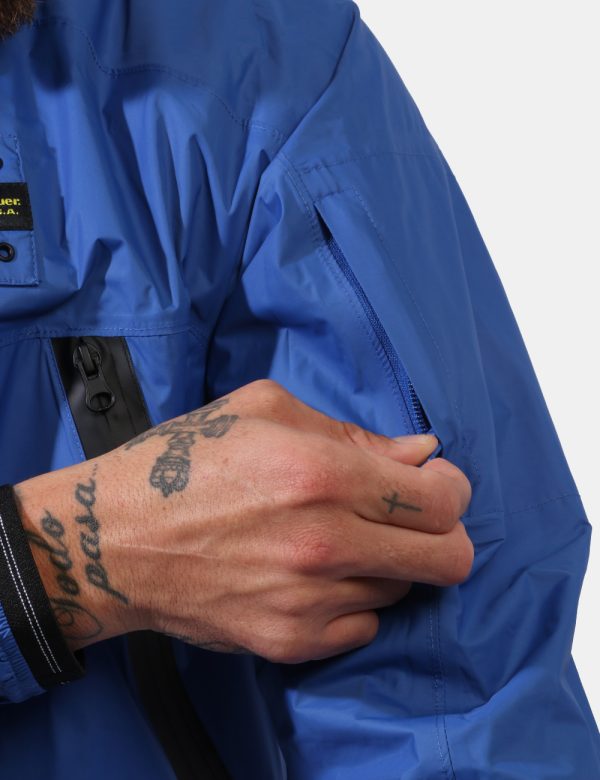 Giacca Blauer Blu - Giacca simil giubbino leggero in total blu elettrico. Presenti tasche a taglio trasversale con chiusura