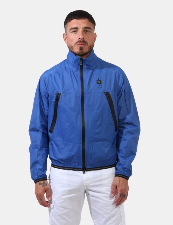Giacca Blauer Blu - Giacca simil giubbino leggero in total blu elettrico. Presenti tasche a taglio trasversale con chiusura