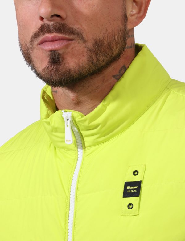 Gilet Blauer Giallo - Piumino smanicato in total giallo fluo. Presenti tasche a taglio trasversale con chiusura a zip. La ve