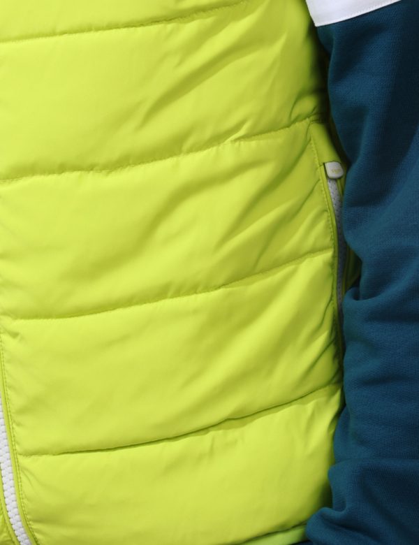 Gilet Blauer Giallo - Piumino smanicato in total giallo fluo. Presenti tasche a taglio trasversale con chiusura a zip. La ve