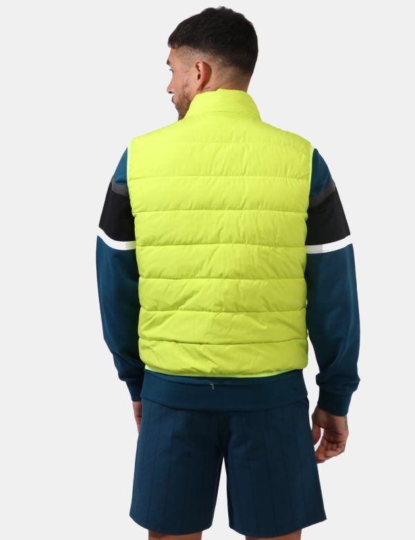 Gilet Blauer Giallo - Piumino smanicato in total giallo fluo. Presenti tasche a taglio trasversale con chiusura a zip. La ve