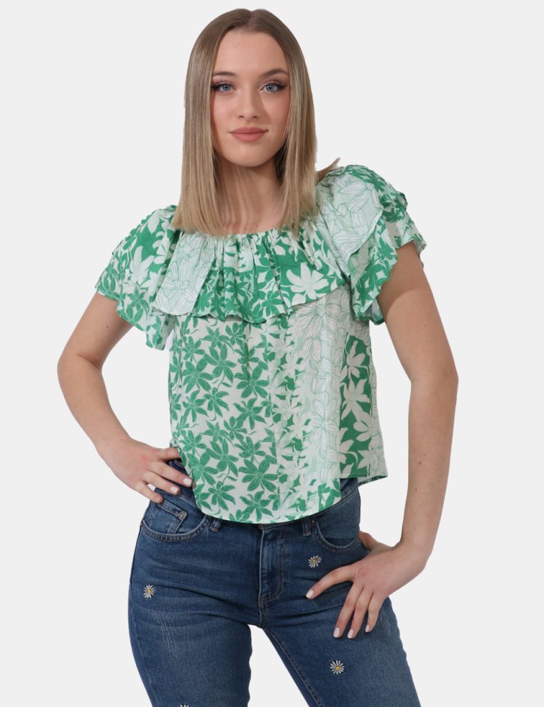 Blusa Desigual Verde - Blusa morbida con scollo a barca evidenziato da volant. Il capo si sviluppa su base bianca con stampa