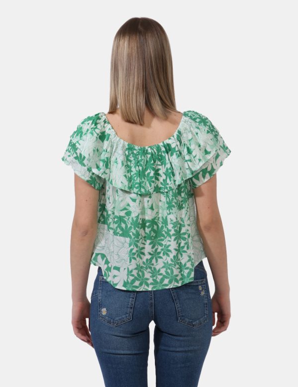 Blusa Desigual Verde - Blusa morbida con scollo a barca evidenziato da volant. Il capo si sviluppa su base bianca con stampa