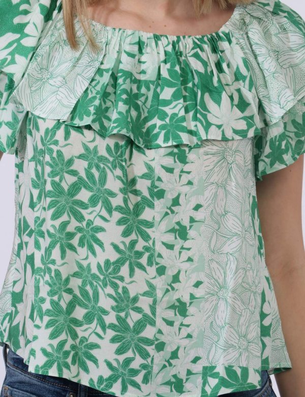 Blusa Desigual Verde - Blusa morbida con scollo a barca evidenziato da volant. Il capo si sviluppa su base bianca con stampa