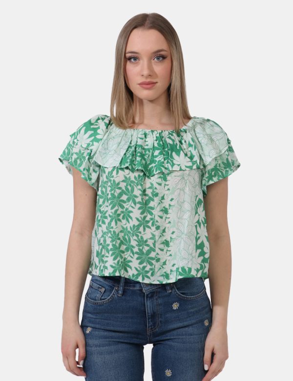 Blusa Desigual Verde - Blusa morbida con scollo a barca evidenziato da volant. Il capo si sviluppa su base bianca con stampa