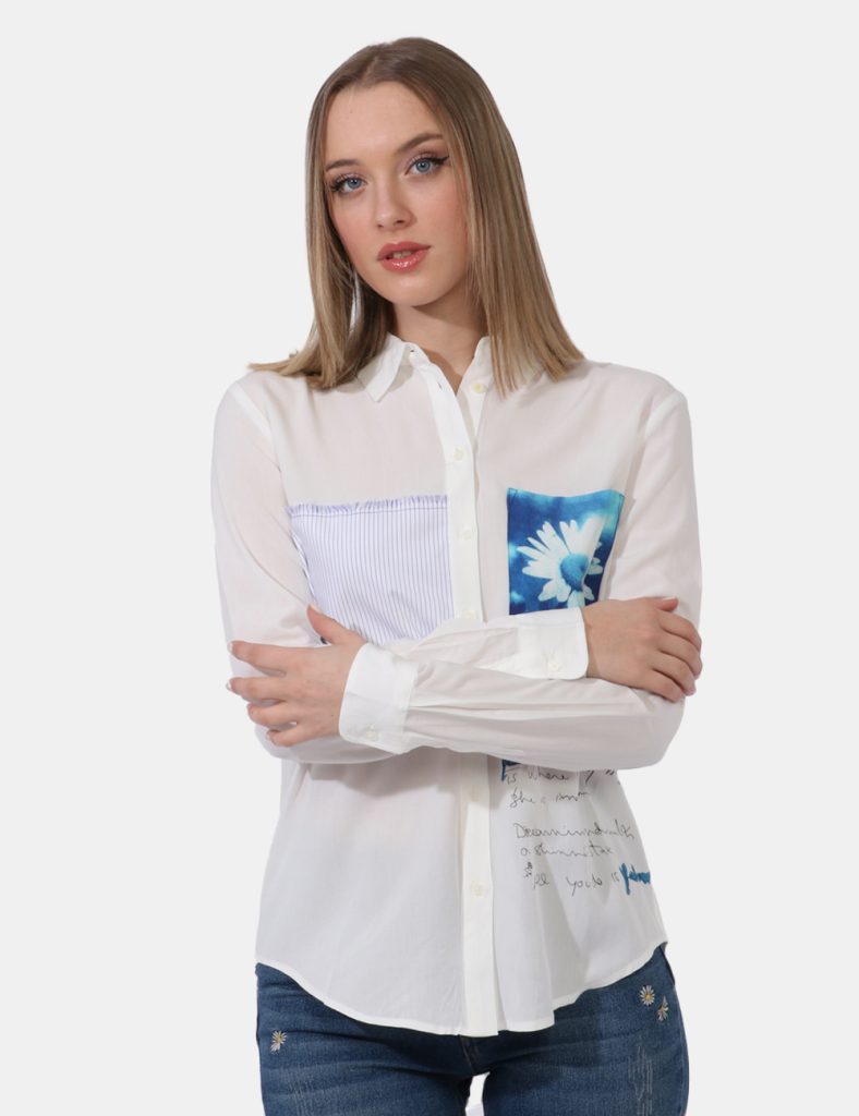 Camicia Desigual Bianco - Camicia a maniche lunghe su base bianca con patch rigato blu da una parte e taschino a toppa con d