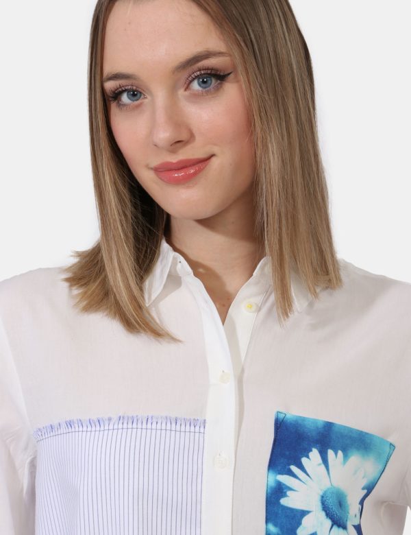 Camicia Desigual Bianco - Camicia a maniche lunghe su base bianca con patch rigato blu da una parte e taschino a toppa con d