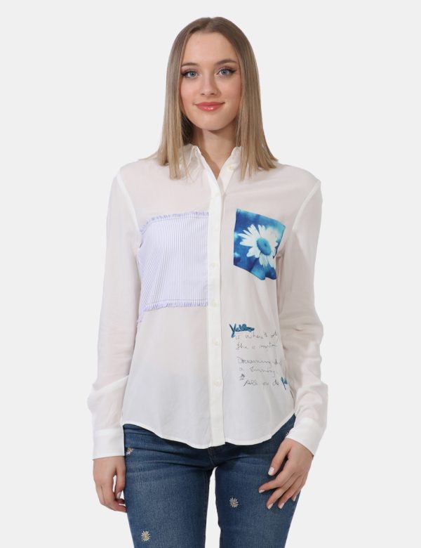 Camicia Desigual Bianco - Camicia a maniche lunghe su base bianca con patch rigato blu da una parte e taschino a toppa con d