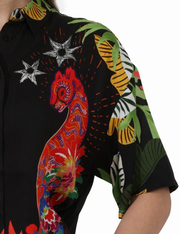 Camicia Desigual Fantasia - Camicia a maniche corte su base nera con stampa allover in fantasia dai tono accesi. La vestibil