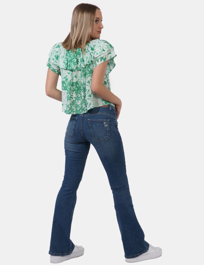 Jeans Desigual Jeans - Jeans modello a zampa in total blu denim con patch ricamati allover di margherite. Presenti tasche sa