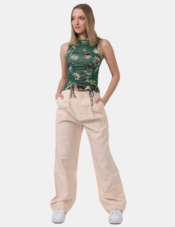 Pantaloni Desigual Rosa - Pantaloni larghi su base rosa pesca con stampa allover stilizzati fiori evidenziati solo sul conto