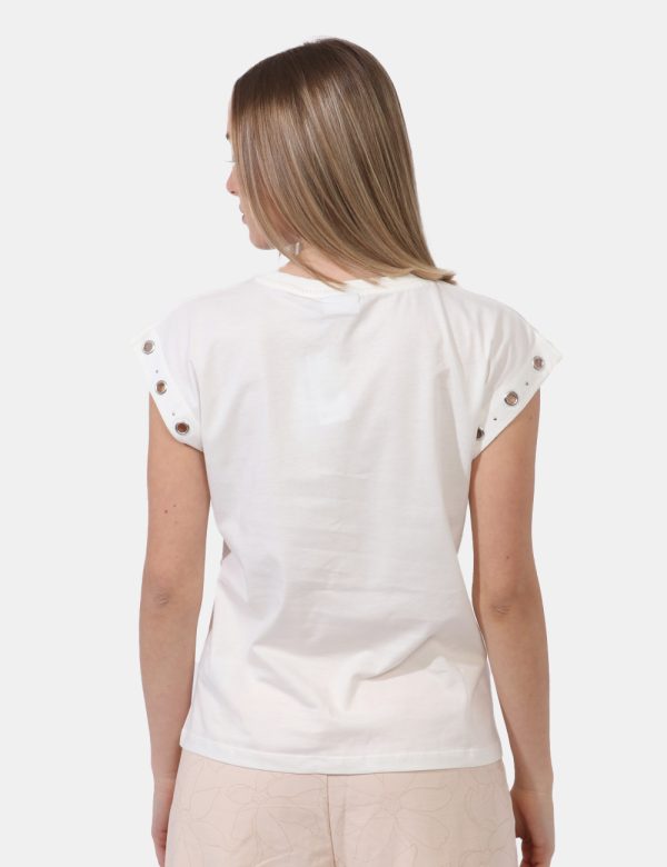 T-shirt Desigual Bianco - T-shirt su base bianca con giromanica caratterizzati da anellini argentati. Presente fantasia sul