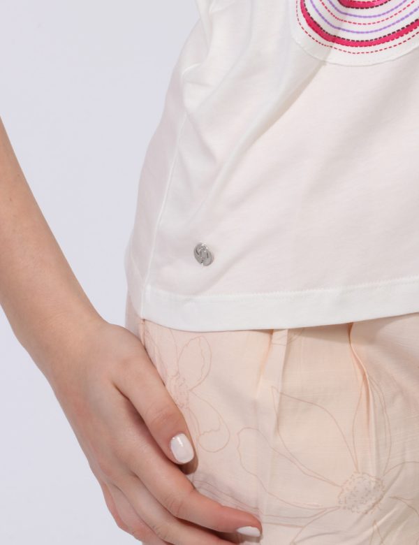 T-shirt Desigual Bianco - T-shirt su base bianca con giromanica caratterizzati da anellini argentati. Presente fantasia sul