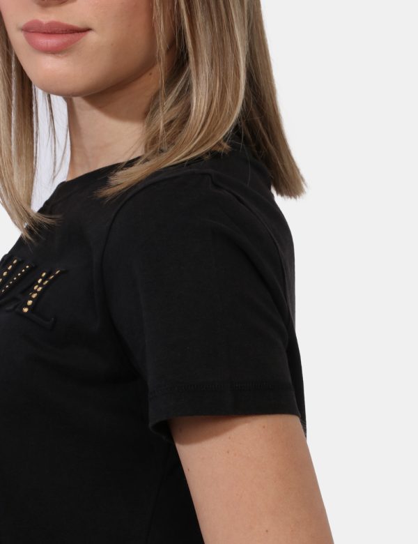 T-shirt Desigual Nero - T-shirt in total nero con stampa in rilievo logo brand in tono su tono più dettagli dorati. La vesti