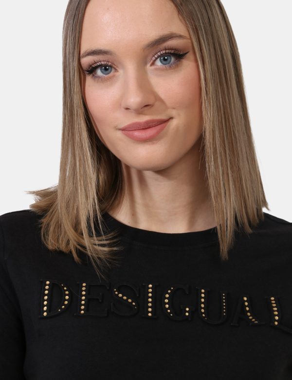 T-shirt Desigual Nero - T-shirt in total nero con stampa in rilievo logo brand in tono su tono più dettagli dorati. La vesti