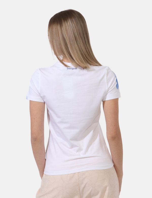 T-shirt Desigual Bianco - T-shirt su base bianca con stampa in blu e dettagli verdi simil dipinto. La vestibilità è morbida