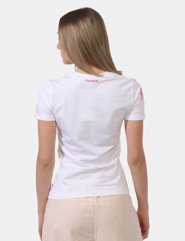 T-shirt Desigual Bianco - T-shirt su base bianca con stampa in fucsia e dettagli arancioni simil dipinto. La vestibilità è m