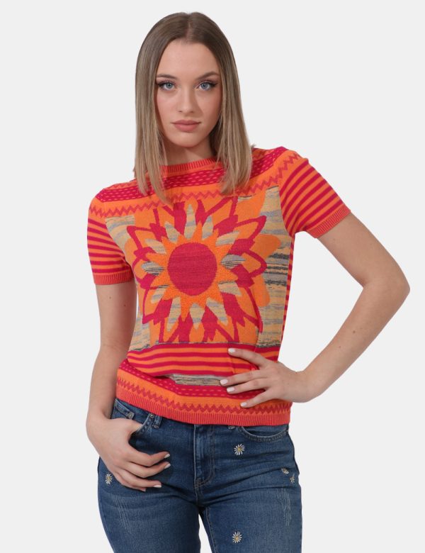 Maglia Desigual Arancione - Maglia a maniche corte con girocollo classico su base arancione e fantasia in tinta coordinata.