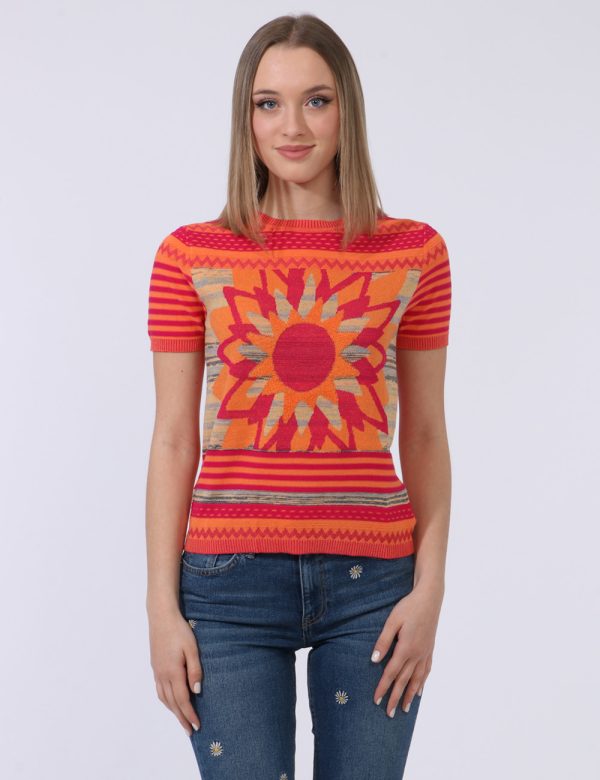 Maglia Desigual Arancione - Maglia a maniche corte con girocollo classico su base arancione e fantasia in tinta coordinata.