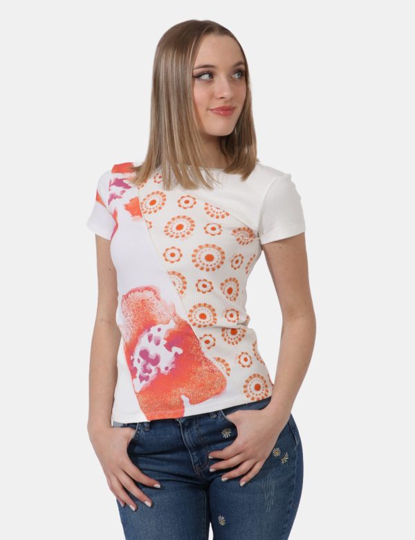 T-shirt Desigual Bianco - T-shirt in cotone spesso, su base bianca con stampa tendente all'arancione. Presenti cuciture evid