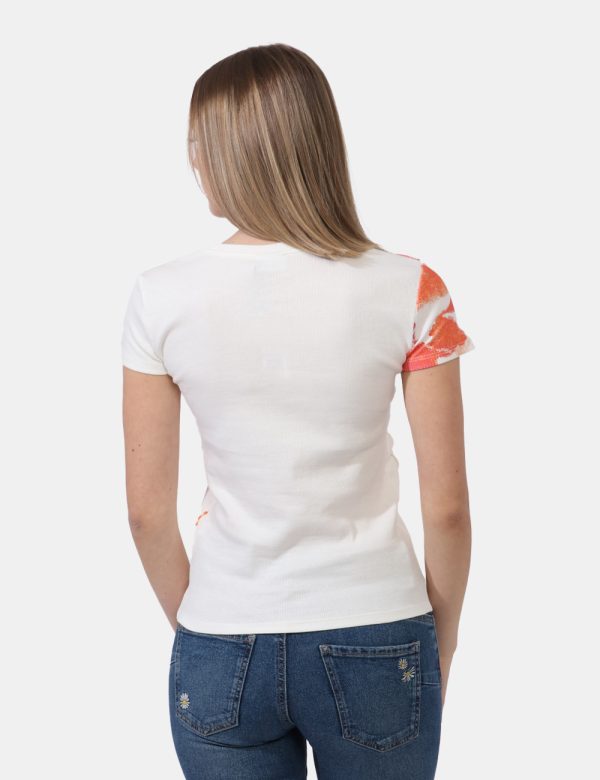 T-shirt Desigual Bianco - T-shirt in cotone spesso, su base bianca con stampa tendente all'arancione. Presenti cuciture evid