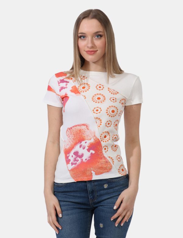 T-shirt Desigual Bianco - T-shirt in cotone spesso, su base bianca con stampa tendente all'arancione. Presenti cuciture evid