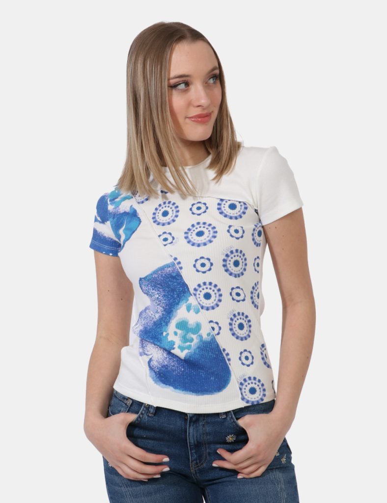 T-shirt Desigual Bianco - T-shirt in cotone spesso, su base bianca con stampa tendente al blu. Presenti cuciture evidenziate