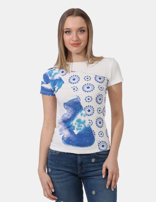 T-shirt Desigual Bianco - T-shirt in cotone spesso, su base bianca con stampa tendente al blu. Presenti cuciture evidenziate