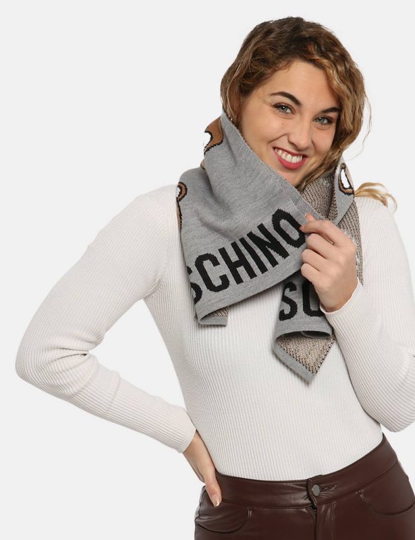 Sciarpa Moschino grigio - COMPOSIZIONE E VESTIBILITÀ:50% lana 50% acrilica CONSIGLI DI STILE:Sciarpa in misto lana su base g