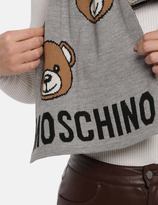 Sciarpa Moschino grigio - COMPOSIZIONE E VESTIBILITÀ:50% lana 50% acrilica CONSIGLI DI STILE:Sciarpa in misto lana su base g