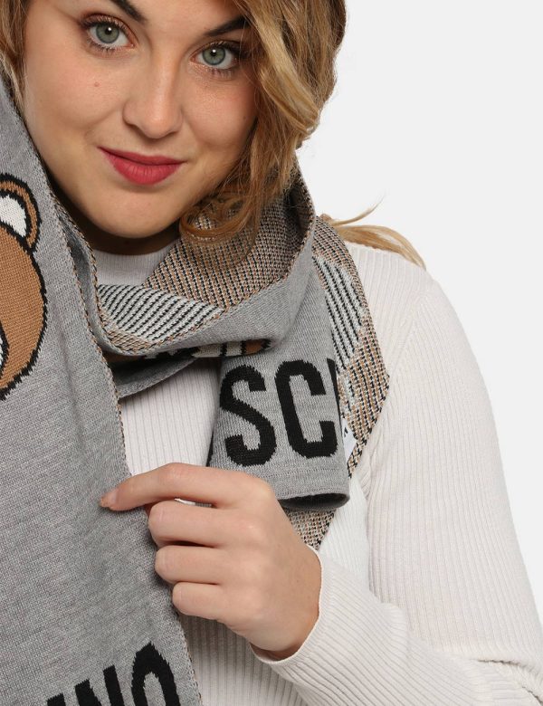 Sciarpa Moschino grigio - COMPOSIZIONE E VESTIBILITÀ:50% lana 50% acrilica CONSIGLI DI STILE:Sciarpa in misto lana su base g