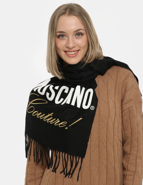 Sciarpa Moschino nero - COMPOSIZIONE E VESTIBILITÀ:100% lanaCONSIGLI DI STILE:Sciarpa in lana merino su base nera con logo b